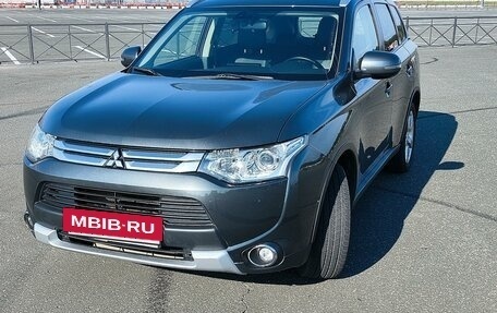 Mitsubishi Outlander III рестайлинг 3, 2014 год, 1 870 000 рублей, 2 фотография