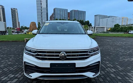 Volkswagen Tiguan II, 2024 год, 4 020 000 рублей, 2 фотография