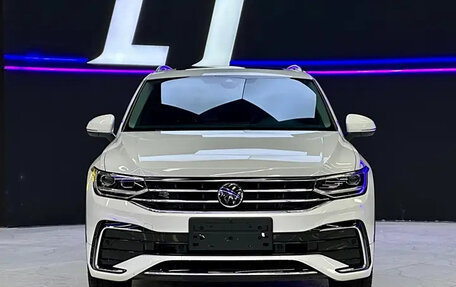 Volkswagen Tiguan II, 2022 год, 3 380 000 рублей, 2 фотография