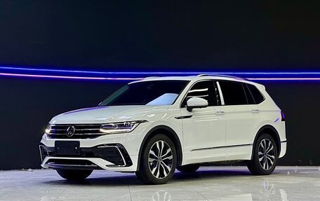 Volkswagen Tiguan II, 2022 год, 3 380 000 рублей, 3 фотография