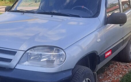 Chevrolet Niva I рестайлинг, 2004 год, 385 000 рублей, 1 фотография