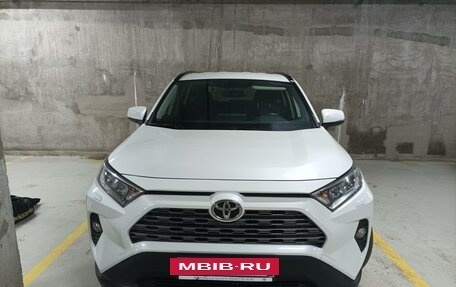 Toyota RAV4, 2020 год, 3 000 000 рублей, 2 фотография