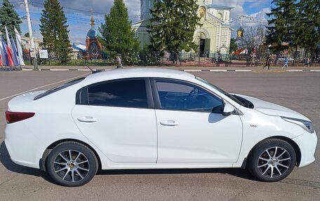 KIA Rio IV, 2018 год, 1 650 000 рублей, 2 фотография