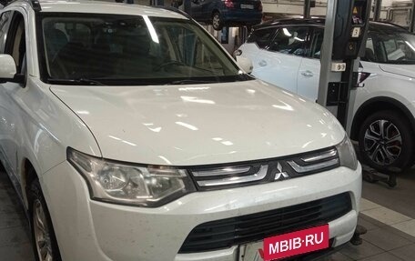 Mitsubishi Outlander III рестайлинг 3, 2013 год, 1 338 000 рублей, 2 фотография