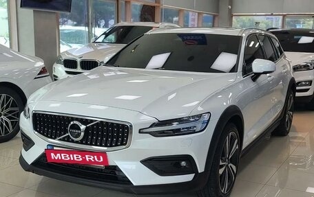 Volvo V60 Cross Country II, 2021 год, 3 520 000 рублей, 2 фотография