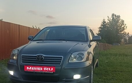 Toyota Avensis III рестайлинг, 2004 год, 830 000 рублей, 2 фотография