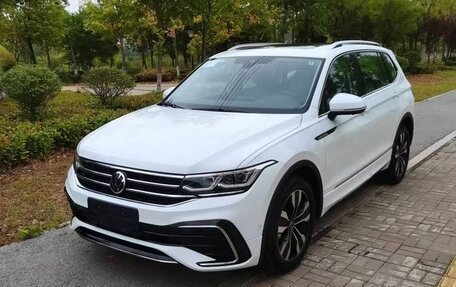 Volkswagen Tiguan II, 2023 год, 5 180 000 рублей, 2 фотография