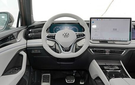 Volkswagen Tiguan, 2024 год, 4 220 000 рублей, 8 фотография