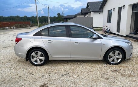 Chevrolet Cruze II, 2010 год, 715 000 рублей, 4 фотография