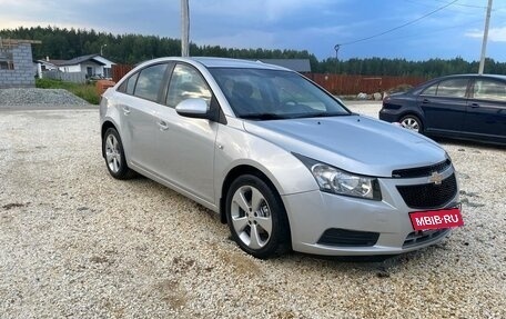 Chevrolet Cruze II, 2010 год, 715 000 рублей, 3 фотография