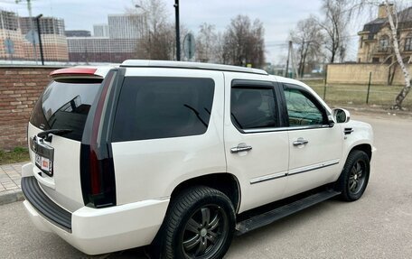 Cadillac Escalade III, 2010 год, 1 685 000 рублей, 2 фотография