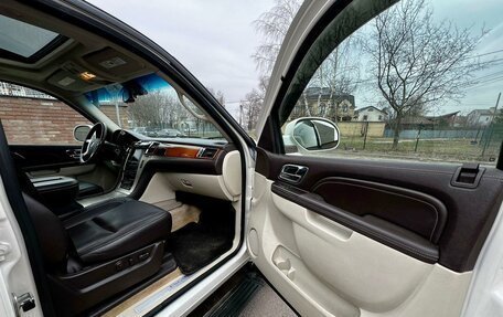 Cadillac Escalade III, 2010 год, 1 685 000 рублей, 18 фотография