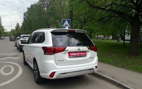 Mitsubishi Outlander III рестайлинг 3, 2022 год, 2 750 000 рублей, 1 фотография