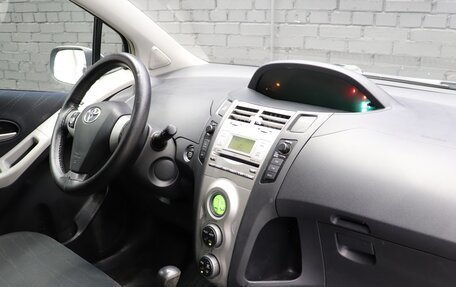 Toyota Yaris III рестайлинг, 2007 год, 600 000 рублей, 6 фотография