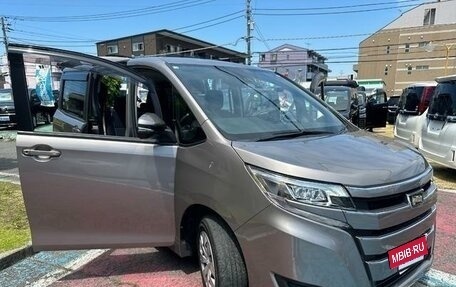 Toyota Noah III, 2019 год, 2 100 000 рублей, 3 фотография