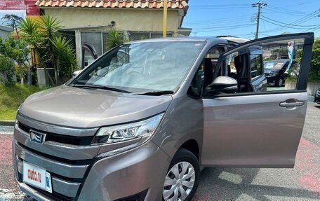 Toyota Noah III, 2019 год, 2 100 000 рублей, 13 фотография