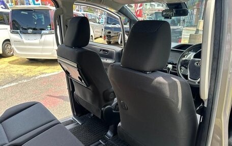 Toyota Noah III, 2019 год, 2 100 000 рублей, 23 фотография