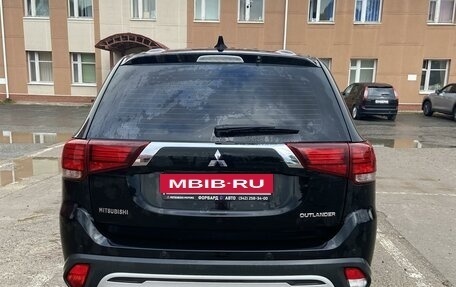 Mitsubishi Outlander III рестайлинг 3, 2019 год, 2 050 000 рублей, 4 фотография