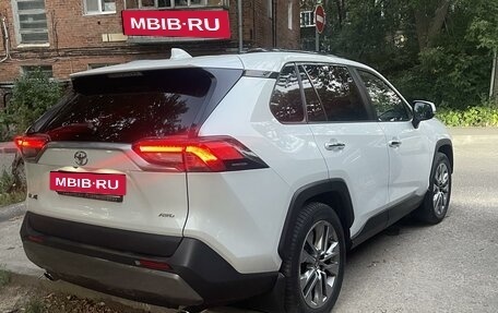 Toyota RAV4, 2021 год, 3 950 000 рублей, 2 фотография