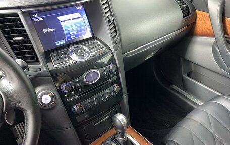 Infiniti QX70, 2016 год, 2 775 000 рублей, 19 фотография