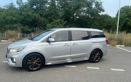 KIA Carnival III, 2018 год, 3 330 000 рублей, 10 фотография