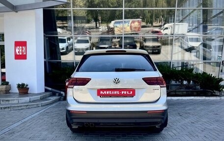 Volkswagen Tiguan II, 2018 год, 3 145 000 рублей, 4 фотография