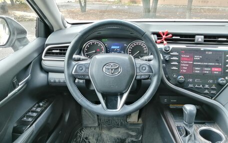 Toyota Camry, 2018 год, 3 280 000 рублей, 10 фотография