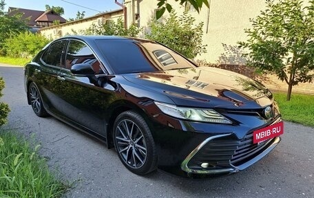 Toyota Camry, 2021 год, 3 550 000 рублей, 2 фотография