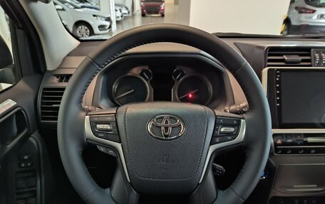 Toyota Land Cruiser Prado 150 рестайлинг 2, 2022 год, 8 099 000 рублей, 13 фотография