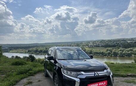 Mitsubishi Outlander III рестайлинг 3, 2019 год, 3 100 000 рублей, 7 фотография