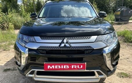 Mitsubishi Outlander III рестайлинг 3, 2019 год, 3 100 000 рублей, 5 фотография