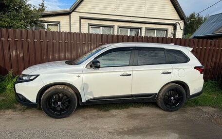 Mitsubishi Outlander III рестайлинг 3, 2019 год, 4 000 000 рублей, 4 фотография