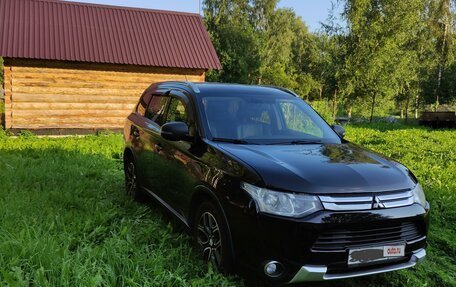 Mitsubishi Outlander III рестайлинг 3, 2014 год, 1 400 000 рублей, 2 фотография