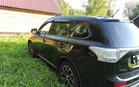 Mitsubishi Outlander III рестайлинг 3, 2014 год, 1 400 000 рублей, 3 фотография