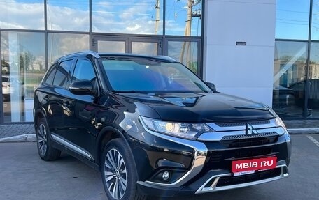 Mitsubishi Outlander III рестайлинг 3, 2020 год, 2 975 000 рублей, 1 фотография