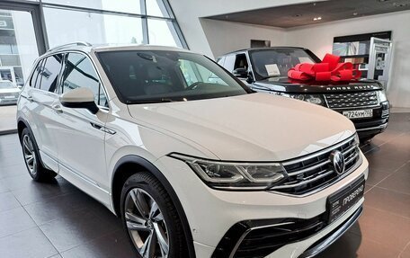 Volkswagen Tiguan II, 2021 год, 3 929 000 рублей, 3 фотография