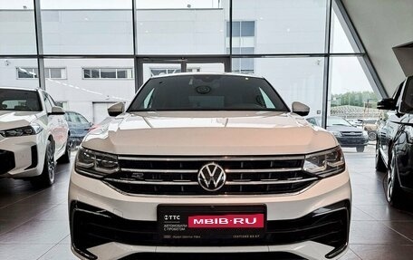 Volkswagen Tiguan II, 2021 год, 3 929 000 рублей, 2 фотография