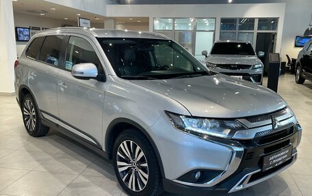 Mitsubishi Outlander III рестайлинг 3, 2019 год, 2 295 000 рублей, 4 фотография