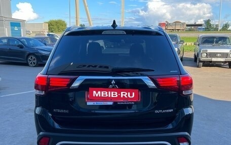 Mitsubishi Outlander III рестайлинг 3, 2020 год, 2 975 000 рублей, 4 фотография