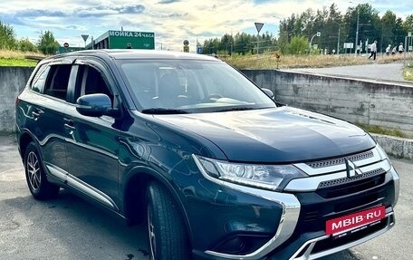 Mitsubishi Outlander III рестайлинг 3, 2019 год, 2 595 000 рублей, 6 фотография