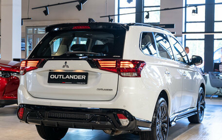 Mitsubishi Outlander III рестайлинг 3, 2022 год, 4 800 000 рублей, 6 фотография