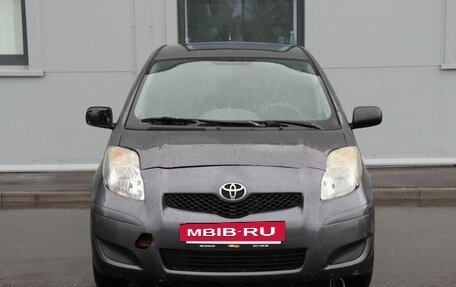 Toyota Yaris III рестайлинг, 2009 год, 399 000 рублей, 2 фотография