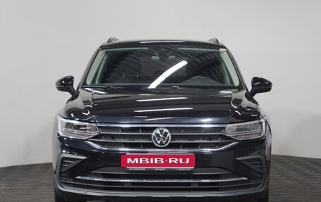 Volkswagen Tiguan II, 2021 год, 2 799 000 рублей, 2 фотография