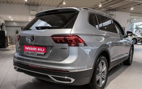 Volkswagen Tiguan II, 2022 год, 7 740 000 рублей, 2 фотография