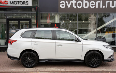 Mitsubishi Outlander III рестайлинг 3, 2022 год, 3 680 000 рублей, 6 фотография