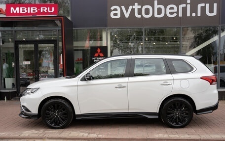 Mitsubishi Outlander III рестайлинг 3, 2022 год, 3 680 000 рублей, 2 фотография