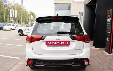 Mitsubishi Outlander III рестайлинг 3, 2022 год, 3 680 000 рублей, 4 фотография