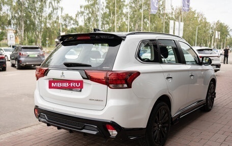 Mitsubishi Outlander III рестайлинг 3, 2022 год, 3 680 000 рублей, 5 фотография