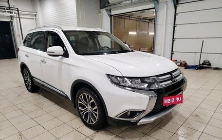 Mitsubishi Outlander III рестайлинг 3, 2016 год, 1 850 000 рублей, 2 фотография