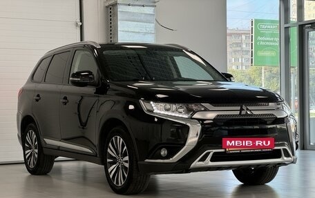 Mitsubishi Outlander III рестайлинг 3, 2019 год, 2 550 000 рублей, 3 фотография